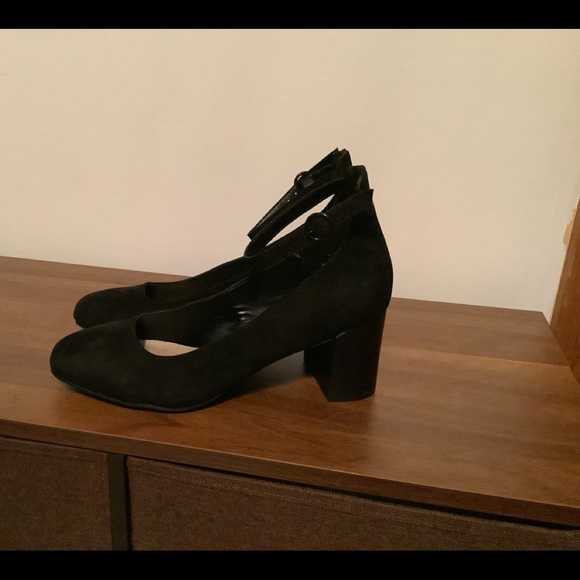🖤Madeline Black Faux Suede Pumps w/ Ankle Straps and Block Heel🖤 - Picture 5 of 9